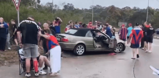 Carro atropela torcedores e deixa feridos na Austrália