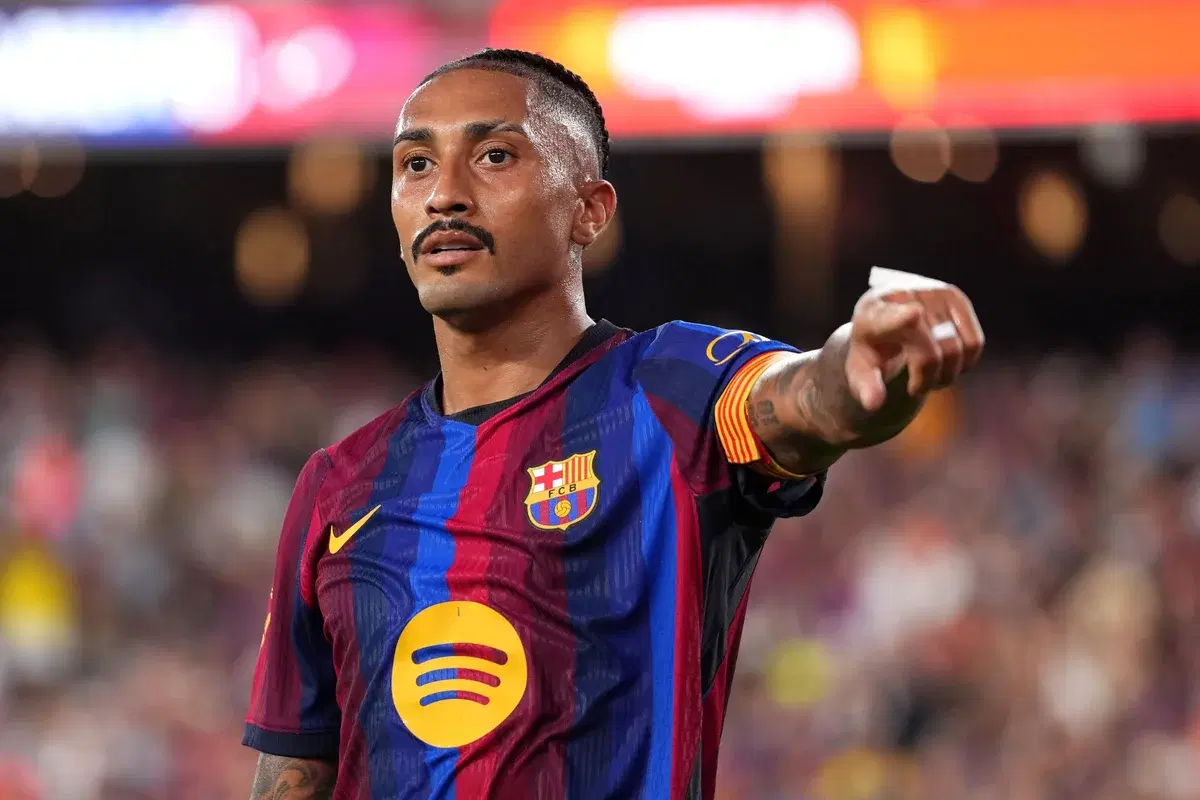 Raphinha estreia como capitão do Barcelona e marca na vitória sobre Al-Ahly